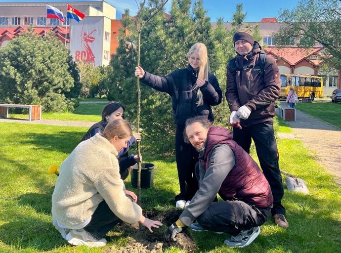 Дендропарк зеленеет